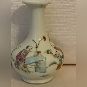 Chinese famille rose figural porcelain vase, Qing dynasty, Tongzhi (1862-74